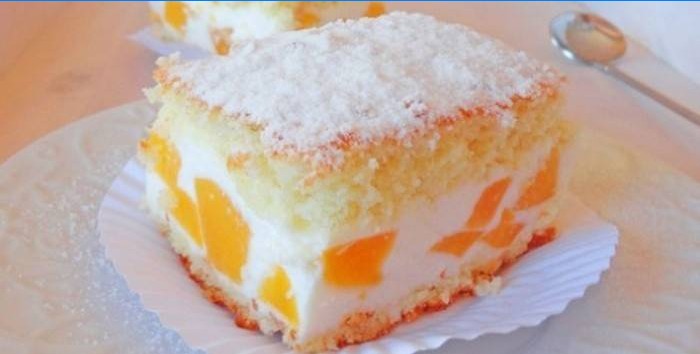 Ukusna spužvasta torta s breskvama