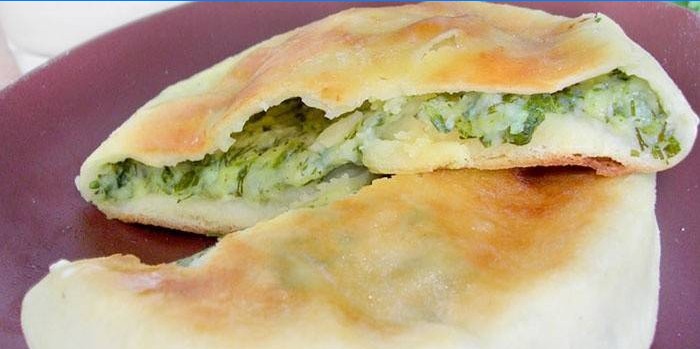 Khachapuri punjeni zelenilom i sirom