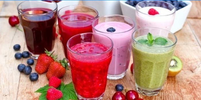 Voćni smoothie u čašama