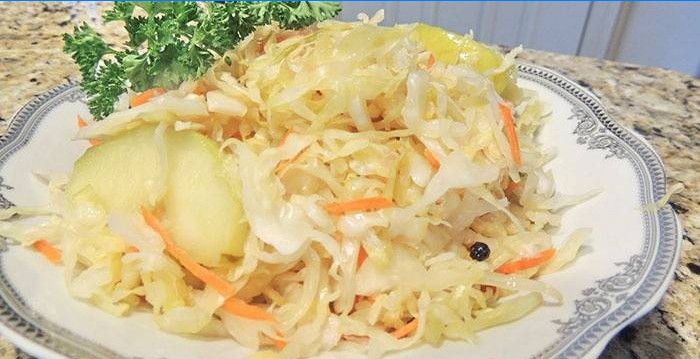 Kiseli kupus s mrkvom i jabukama