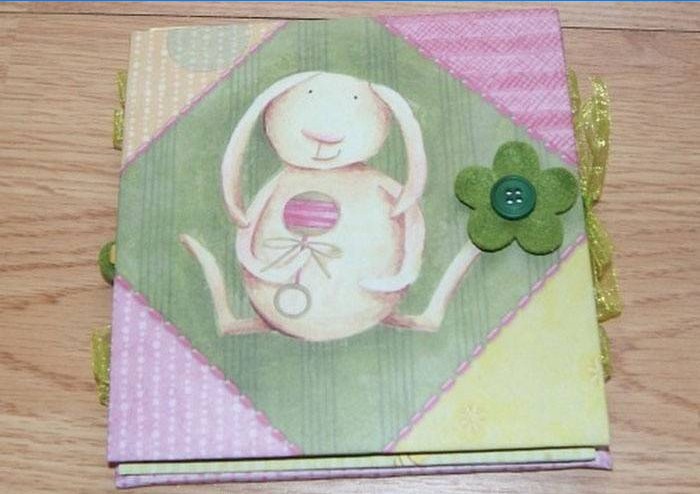 Dječji album s fotografijama u scrapbooking stilu