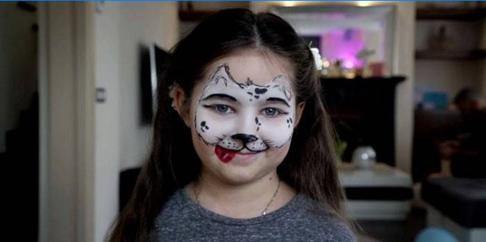 Djevojka s oslikavanjem lica Doggy