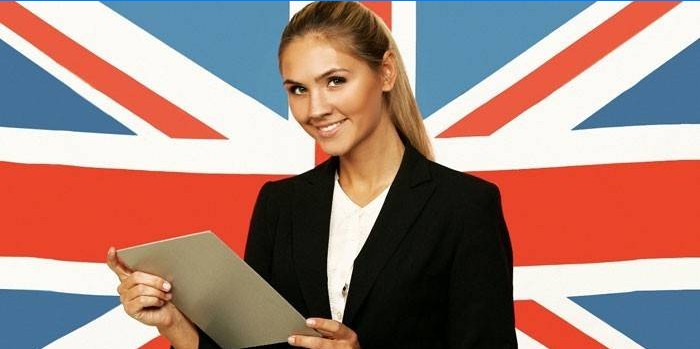 Djevojka na pozadini zastave Velike Britanije