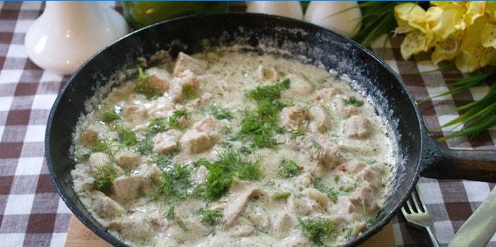Turska azu u umaku od kiselog vrhnja u tavi