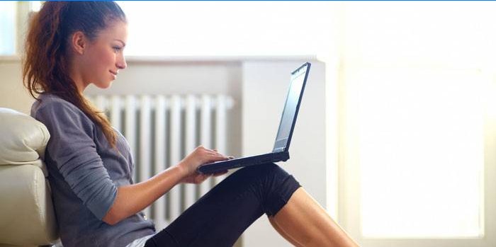 Djevojka na laptopu
