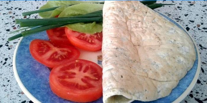 Proteinski omlet sa svježim povrćem na tanjuru