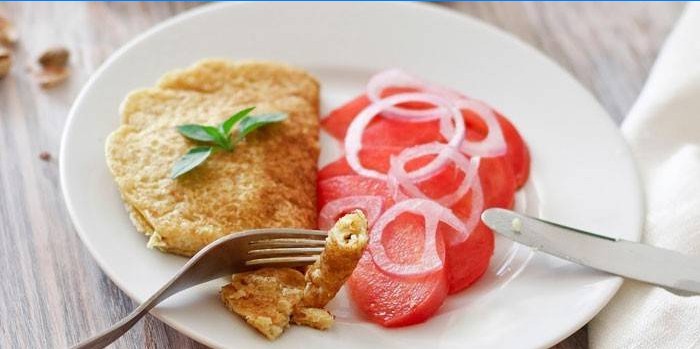 Omlet sa salatom od rajčice kuhani u suhoj tavi