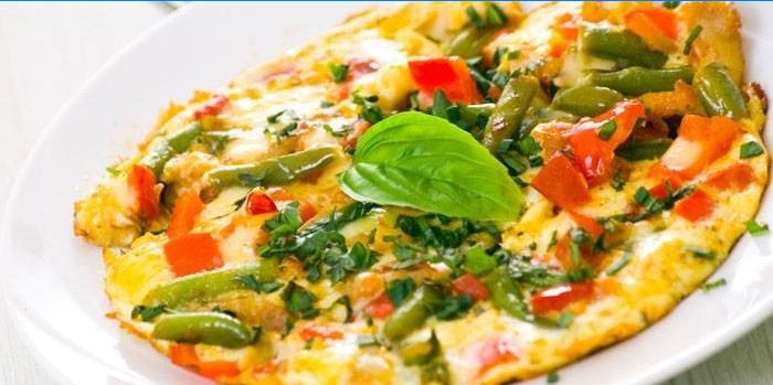 Omlet od povrća na tanjuru