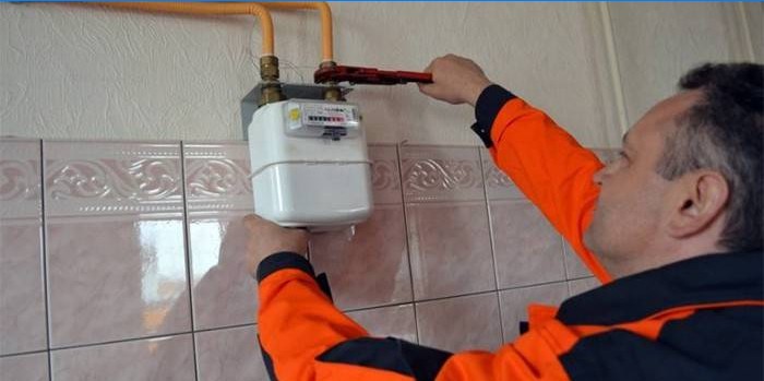 Majstor instalira plinomjer u sobi