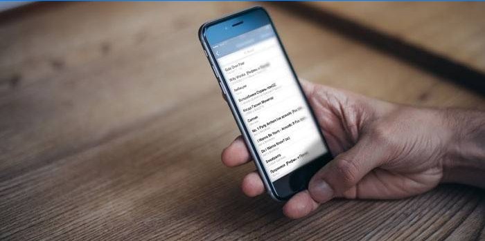 Telefon s otvorenom stranicom Vkontakte