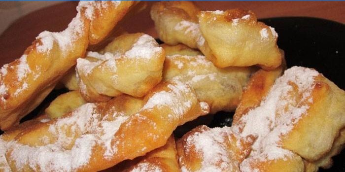 Pržena bujna četkica sa šećerom u prahu