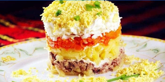 Klasična salata od mimoze na tanjuru