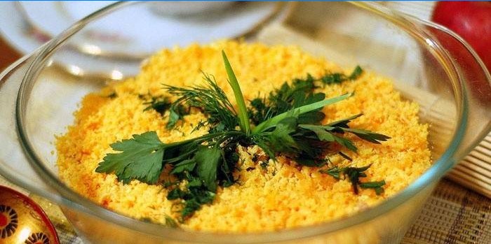 Posuda za salatu s pripremljenom salatom Mimosa