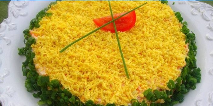 Salata od mimoze sa zelenim lukom i jajetom na jelu