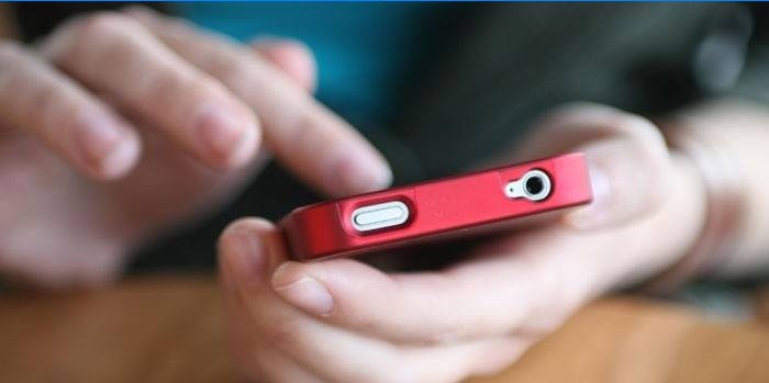 Crveni telefon u rukama čovjeka