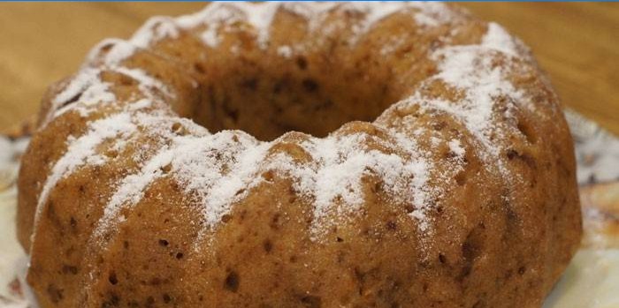 Gotov muffin s bananom posut šećerom od glazure