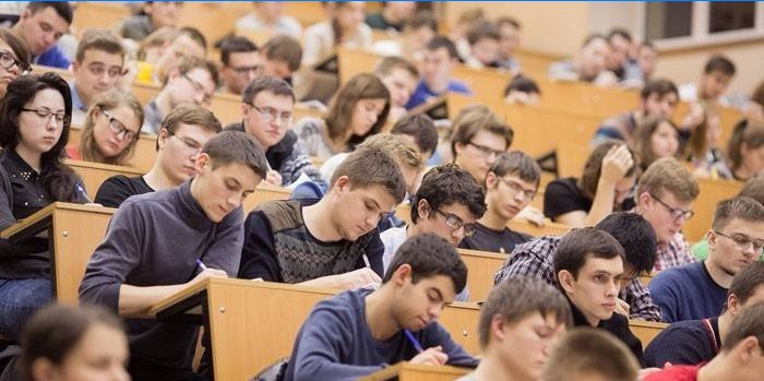 Studenti u publici na predavanju