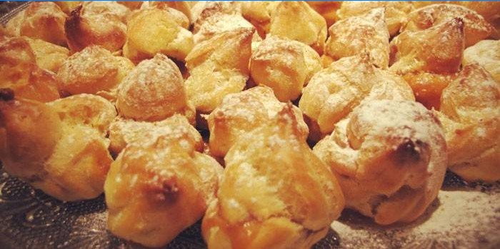 Profiterole s vrhnjem za kuhano kondenzirano mlijeko i kiselo vrhnje