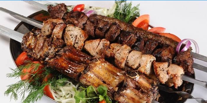 Gotov kebab iz različitih dijelova svinjetine