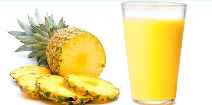 Ananas sok u čaši i ananas