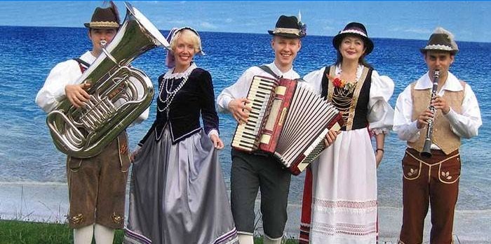 Žene i muškarci s glazbenim instrumentima