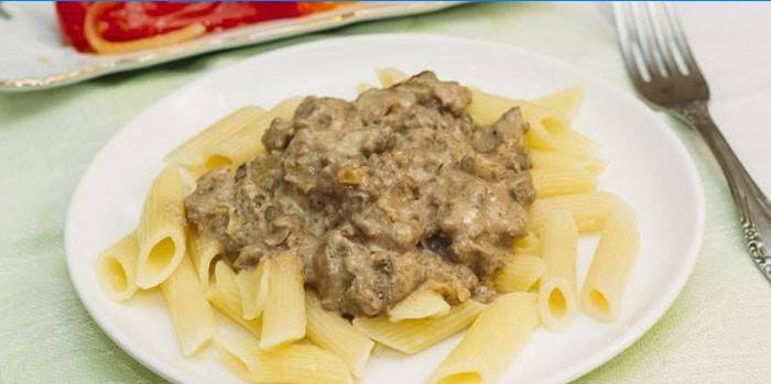 Braised pileća jetra u umaku od kiselog vrhnja s tjesteninom