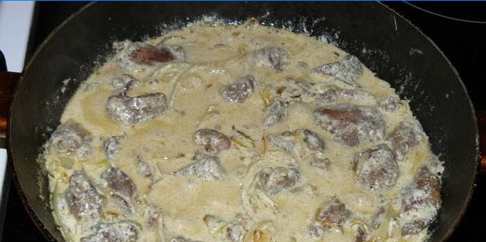 Jetra u umaku od kiselog vrhnja u tavi
