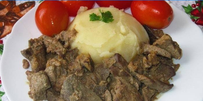 Svinjska jetra s pire krumpirom i rajčicom na tanjuru