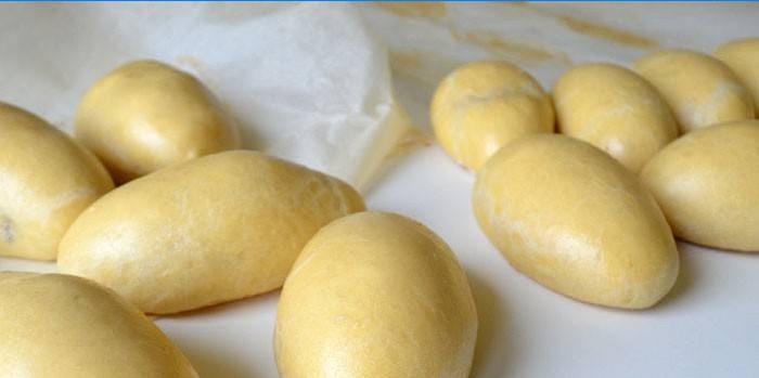 Gotove pečene torte na pergament
