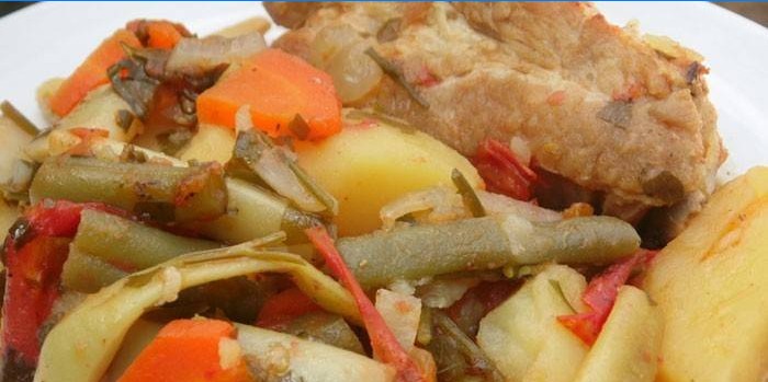 Povrće gulaš sa svinjskim rebrima