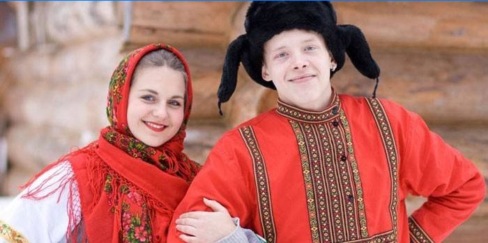 Tip i djevojka u ruskoj nacionalnoj odjeći