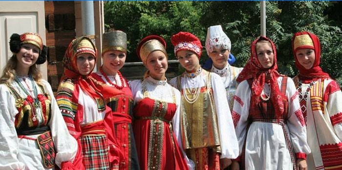 Djevojke u ruskim narodnim nošnjama