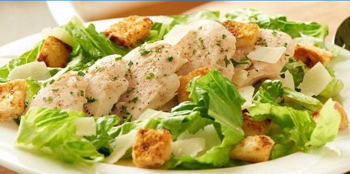 Raznolikost Cezarove salate s krekerima