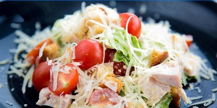 Salata od dimljene pileće dojke i tvrdog sira