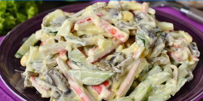 Salata s rakovim štapićima i šampinjonima