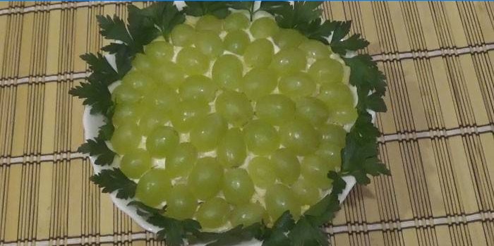 Salata od bijelog grožđa na pladnju