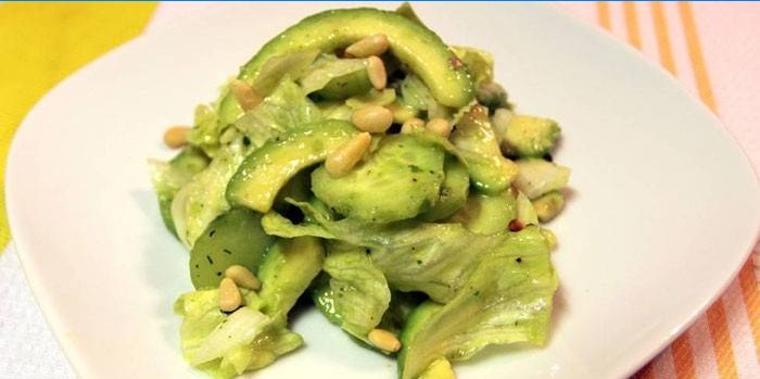 Salata s avokadom, zelena salata i pinjolama