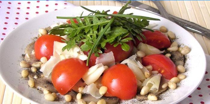 Salata s cherry rajčicama, parmezanom i pinjolama