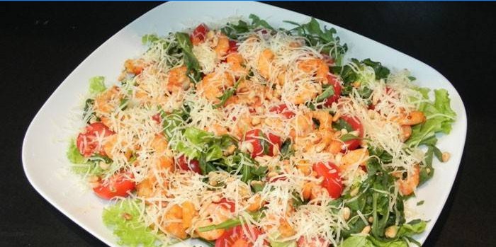 Salata od škampa, sira i pinjola