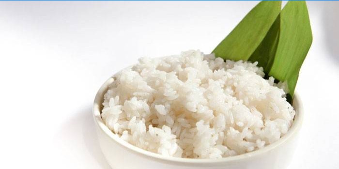 Kuhana riža na tanjuru