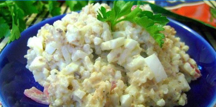 Tanjur rižine salate s konzerviranom ribom