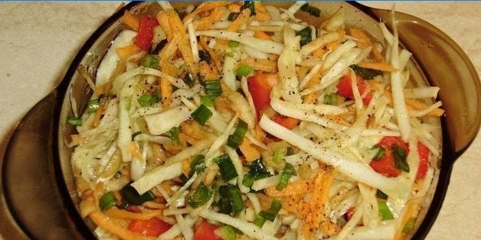 Salata od kupusa s mrkvom i jabukom