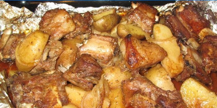 Pržena svinjska rebra s krumpirom