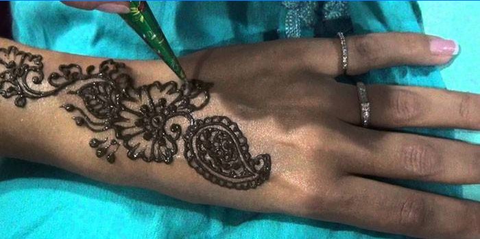 Crtanje mehendi na ruku