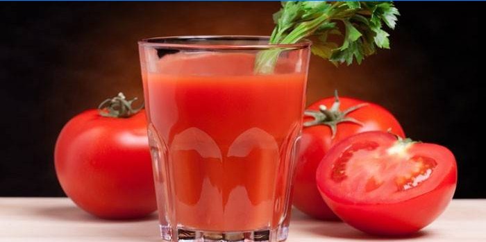 Sok od rajčice u čaši