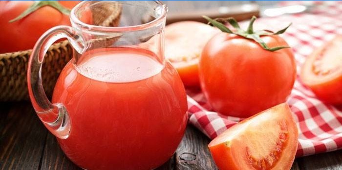 Sok od rajčice u vrču i rajčica