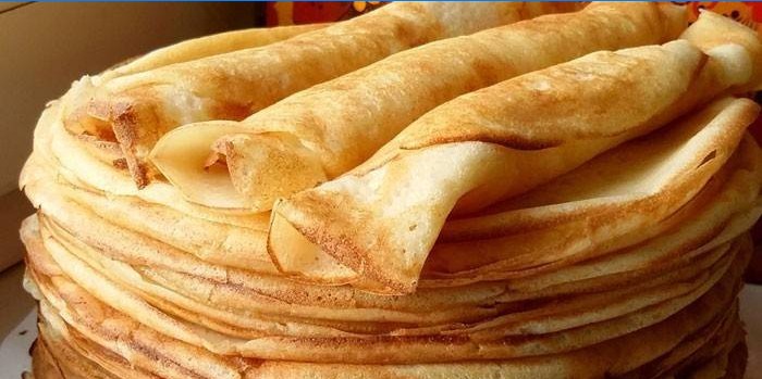 Snop prženih tankih palačinki