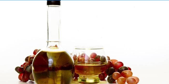 Vinski ocat u staklenki i grožđe