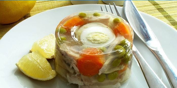 Jellied riba s povrćem i kuhanim jajetom