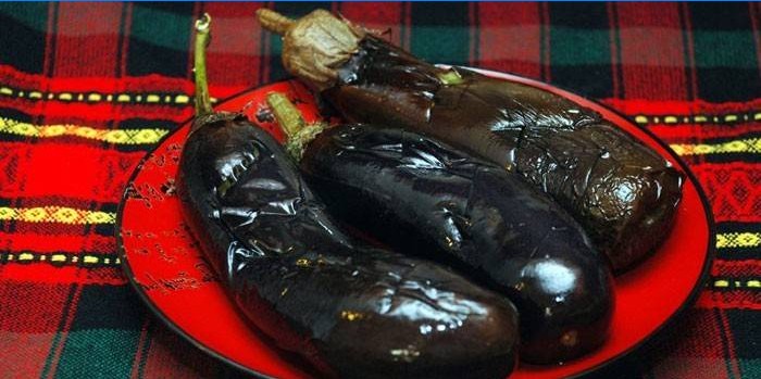 Pečeni patlidžan pecite na tanjuru